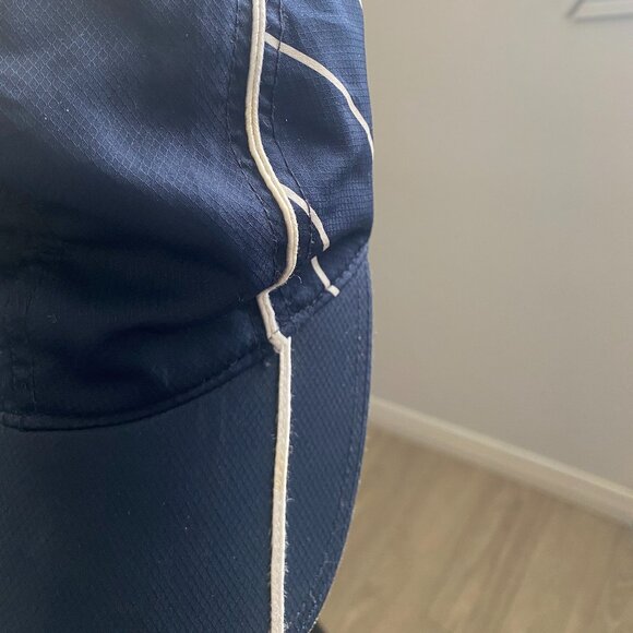 LACOSTE Cap - Picture 2 of 3